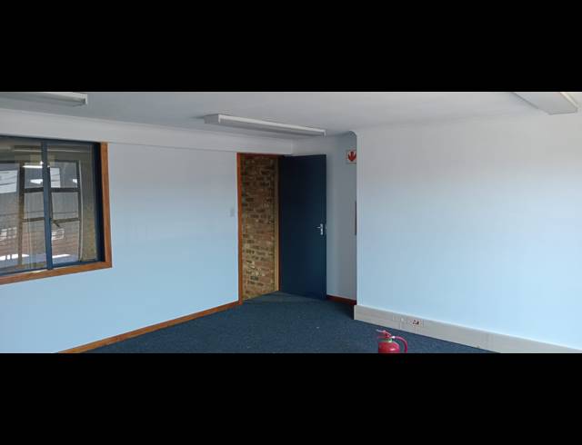 302M² WAREHOUSE TO LET IN LASER PARK